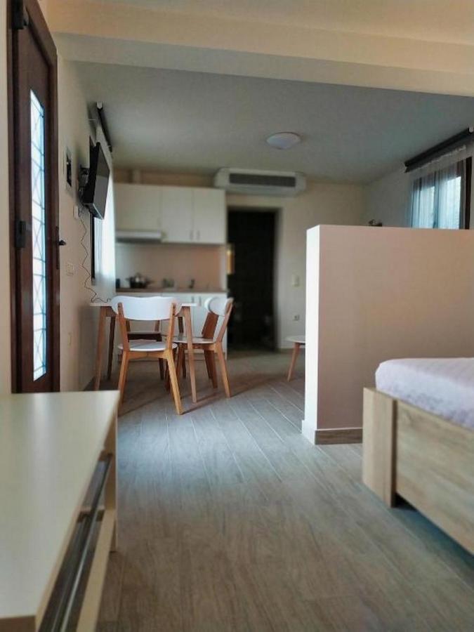 Guesthouse Kastelia กาลัมปากา ภายนอก รูปภาพ